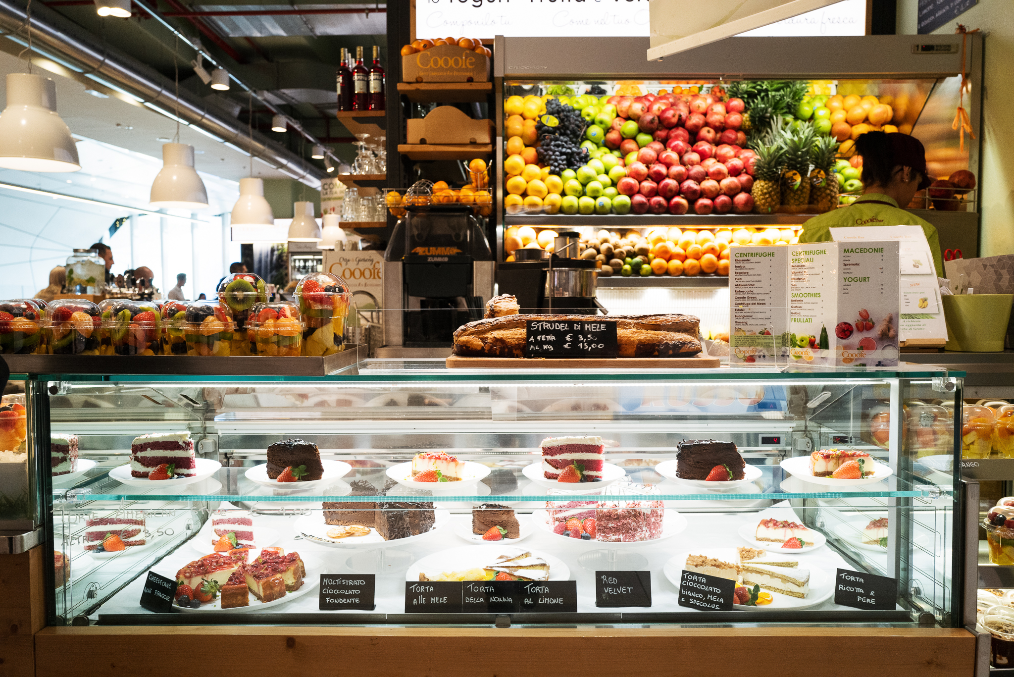 A lunch restaurant offering Italian pastery.